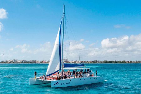 tour isla mujeres en catamarán económico plus