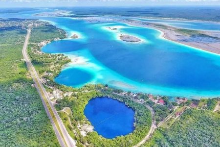 tour a bacalar económico paseo y tiempo para nadar en la laguna de los siete colores